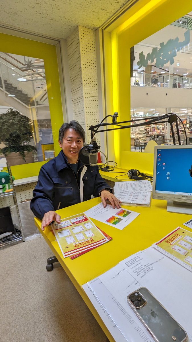 しゅうなんFMスタジオにて資料を前に語る前田貴典さん
