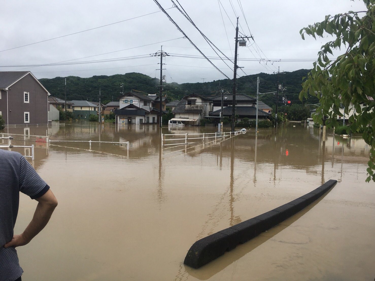 平成30年7月豪雨で、住宅の一階まで濁水に覆われた三丘地区の交差点