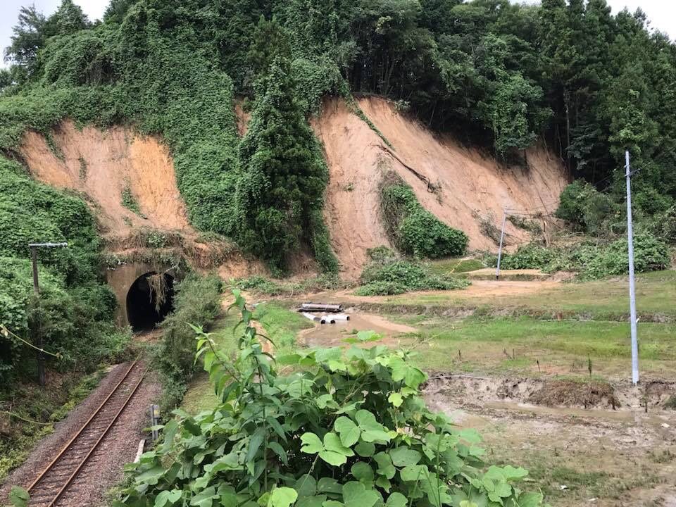 トンネル付近の斜面が崩れ、線路に土砂が迫る岩徳線勝間地区