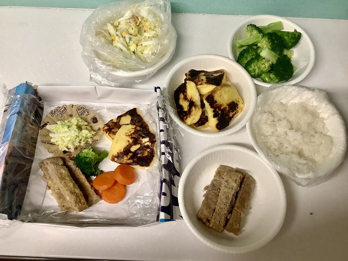 パッククッキングで作ったミートローフ、フレンチトースト、にんじんグラッセなどの料理