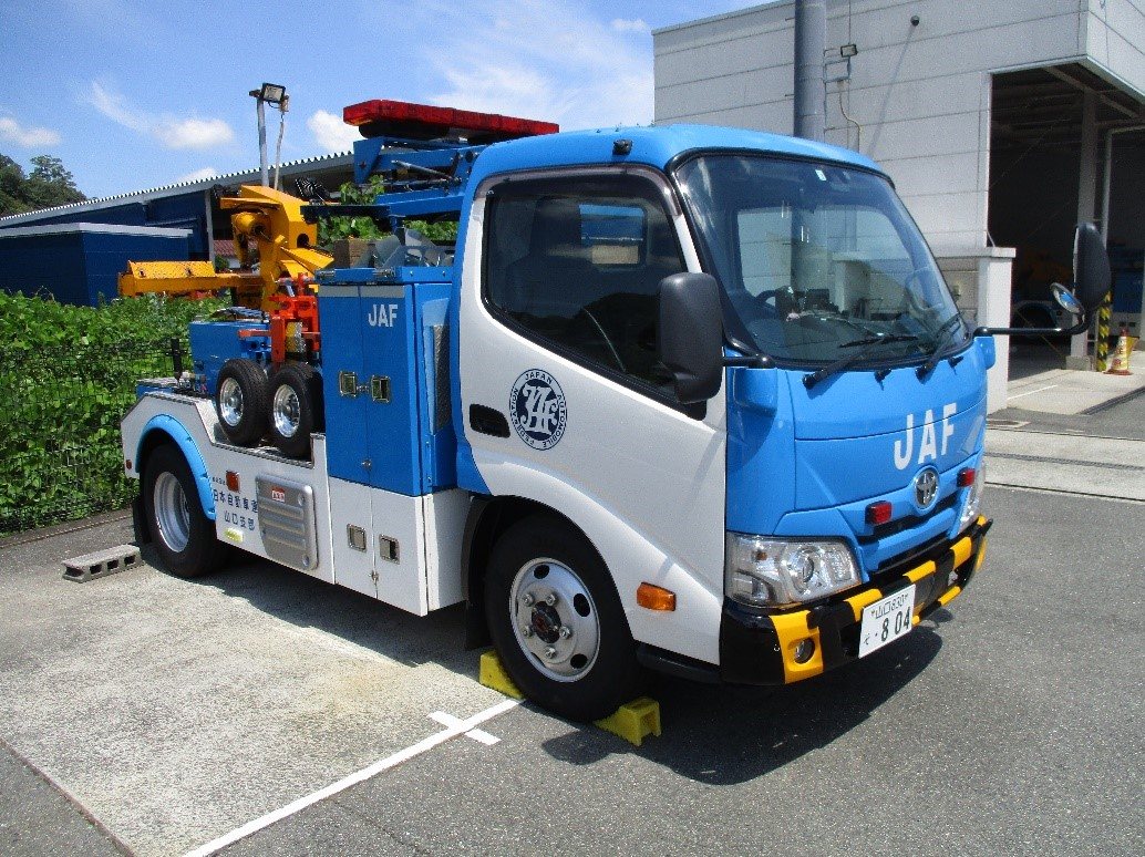 JAF山口支部の青と白のレッカー車